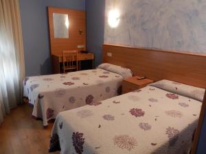 En eller flere senger på et rom på Hotel Doña Maria