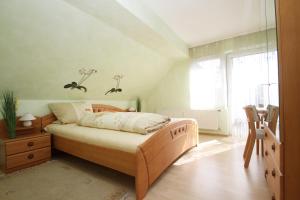 1 dormitorio con 1 cama en una habitación con ventanas en Ferienwohnung Edelbrenner, en Rimbach