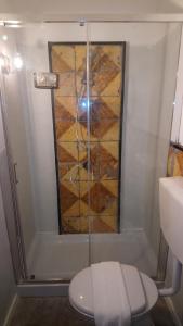 シラクーサにあるL'Acantoのバスルーム(シャワー、トイレ、ガラスドア付)