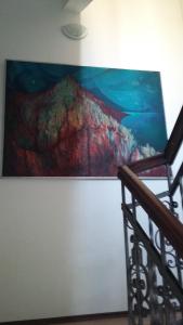 ケストヘイにあるArtist Apartmentの階段横の壁画