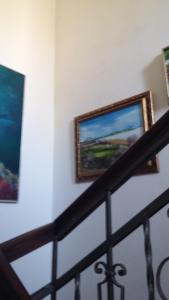 ケストヘイにあるArtist Apartmentの階段横の壁画二枚