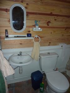 bagno con servizi igienici bianchi e lavandino di Chez Zizou Manakara a Manakara