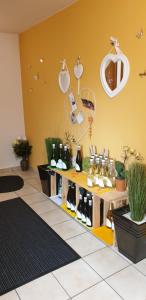 ein Zimmer mit einem Tisch und Weinflaschen darauf in der Unterkunft Ferienwohnung Weingut Leis in Oestrich-Winkel