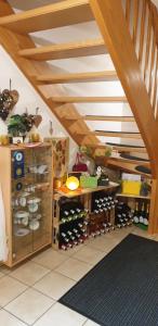 einen Weinkeller unter der Treppe mit Weinflaschen in der Unterkunft Ferienwohnung Weingut Leis in Oestrich-Winkel