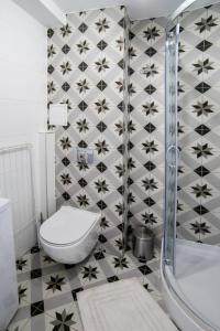 a bathroom with a toilet and a shower at Apartament Dla Ciebie in Olsztyn