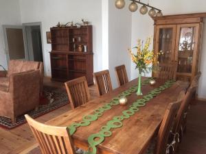 a dining room table with a green decoration on it at Rathaus-Pension 1685 in Brandenburg an der Havel