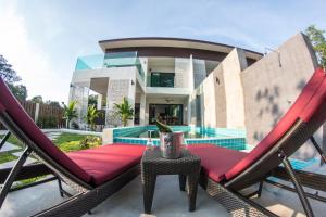 Piscina de la sau aproape de The Elegance Pool Villas