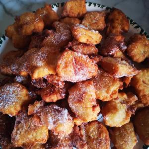 una pila de comida frita en un plato en Agriturismo Casalpiano en Pienza