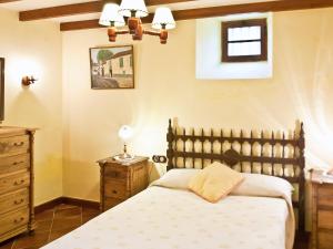 1 dormitorio con 1 cama y vestidor en Holiday Home Camino La Candelaria-2 by Interhome, en La Orotava