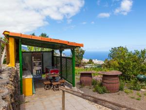 um gazebo com um grelhador, uma mesa e cadeiras em Holiday Home Camino La Candelaria-2 by Interhome em La Orotava