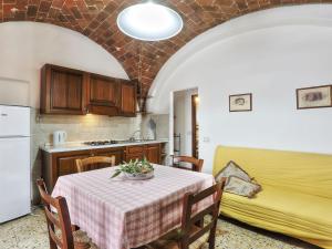 cocina con mesa y sofá en una habitación en Apartment Formula 5 by Interhome, en Casa Fusi