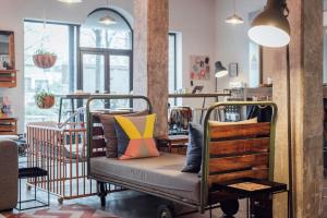 Posezení v ubytování Kröger by Underdog Hotels