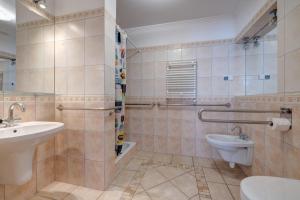 Kúpeľňa v ubytovaní DR Apartments - Kos