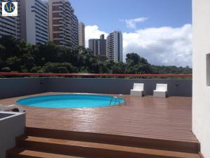 uma piscina no telhado de um edifício em Flat Ana Regis ap1010 em Salvador