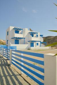 a blue and white fence in front of a house at Aperanto galazio in Agia Kiriaki Beach