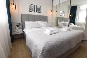 1 dormitorio con 1 cama grande y toallas. en Apartment Speranza, en Zadar