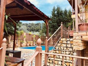 uma casa com uma escada que leva a uma piscina em Villa Saron em Corinto
