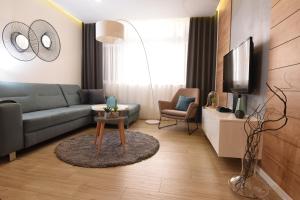 sala de estar con sofá y TV en Apartment Speranza, en Zadar