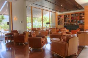 a waiting room with a bunch of chairs and tables at NOI Vitacura in Santiago