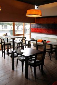 a dining room with tables and chairs in a restaurant at NOI Vitacura in Santiago