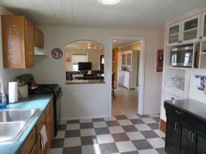 a kitchen with a checkered floor at The Homestead in Chester +16 photos