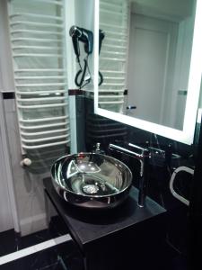 a bathroom with a sink and a mirror at MSC Apartments Gościnny in Zakopane