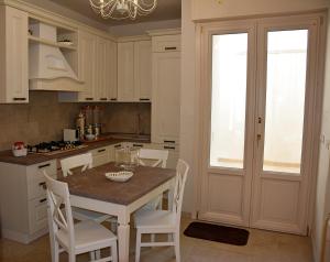 a kitchen with a table and chairs and a window at Le Giare B&B in Manduria