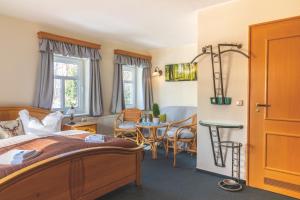 sypialnia z łóżkiem, stołem i krzesłami w obiekcie Prinz-Friedrich-August Baude w mieście Sohland