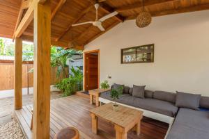una sala de estar con un sofá y una mesa en Casas Santa Teresa, en Santa Teresa Beach