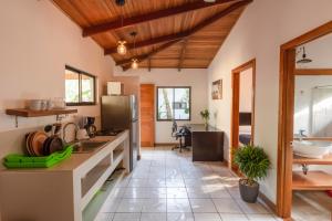 una cocina con fregadero y encimera en Casas Santa Teresa, en Santa Teresa Beach