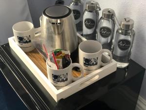 Příslušenství pro přípravu čaje a kávy v ubytování The ART INN Seattle