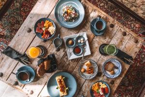 Casa Malca في تولوم: طاولة عليها أطباق من المواد الغذائية والمشروبات