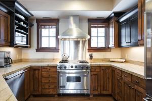 Η κουζίνα ή μικρή κουζίνα στο Silver Star #603 - 3 Bed Condo Spa