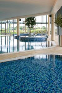 una piscina en un edificio con agua azul en Pillo Hotel & Leisure Club en Ashbourne