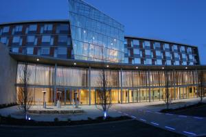 un grande edificio in vetro con una strada di fronte di Pillo Hotel & Leisure Club a Ashbourne