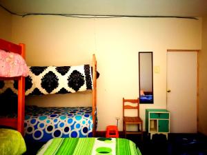 1 dormitorio con litera y espejo en Tinki Hostel, en Cusco