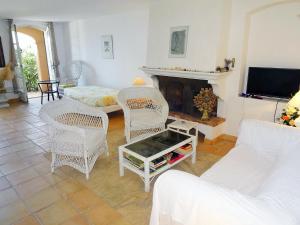 sala de estar con muebles blancos y chimenea en Apartment Bonne Terrasse by Interhome, en Ramatuelle