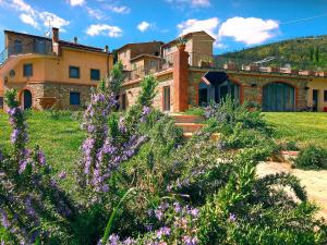 FornelloにあるHoliday Home Leonardo-4 by Interhomeの紫の花の家