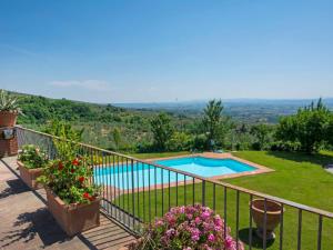 Ein Blick auf den Pool von der Unterkunft Apartment Leonardo-1 by Interhome oder aus der Nähe