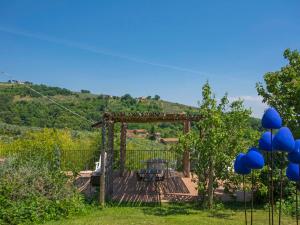 FornelloにあるHoliday Home Leonardo-4 by Interhomeの庭園(ゲート付)、デッキ(ピクニックテーブル付)