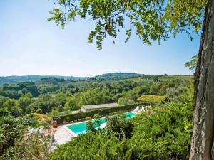 una tenuta con piscina e alberi di Apartment Giotto by Interhome a Montaione