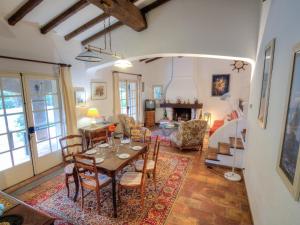 ein Esszimmer und ein Wohnzimmer mit einem Tisch und Stühlen in der Unterkunft Villa Mas Baladou by Interhome in La Croix-Valmer