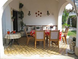 ビラフォルトゥニーにあるHoliday Home Vilafortuny by Interhomeのダイニングルーム(テーブル、椅子付)