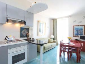 una cucina e un soggiorno con tavolo e divano di Apartment Caleidoscopio by Interhome ad Amalfi