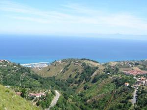 uitzicht op de oceaan vanaf de top van een berg bij Holiday Home Lulablu by Interhome in Drapia