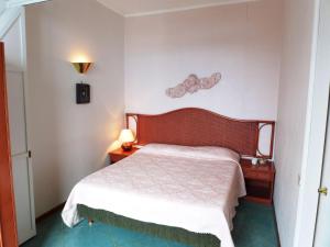 una camera da letto con un letto con copriletto bianco di Apartment Caleidoscopio by Interhome ad Amalfi