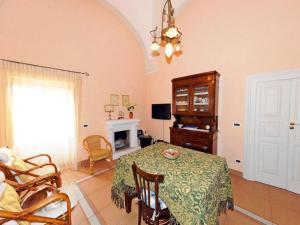 jadalnia ze stołem i kominkiem w obiekcie Apartment Carovigno by Interhome w mieście Carovigno +18 zdjęć