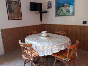 een eettafel met een theepot erop bij Holiday Home Lulablu by Interhome in Drapia