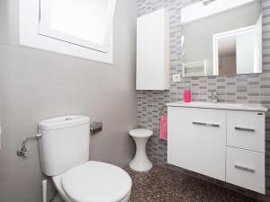 ein Badezimmer mit einem weißen WC und einem Waschbecken in der Unterkunft Apartment Sant Pol by Interhome in San Pol de Mar