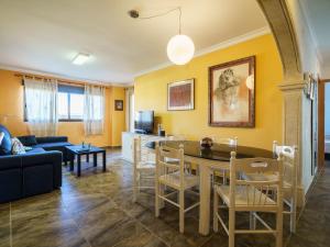 una sala de estar con un sofá y una mesa en Apartment Galicia Javea-1 by Interhome, en Jávea